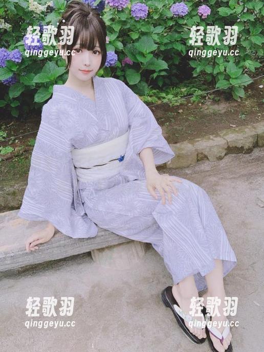 私拍里ElyEE子的黑色，她是要把我吸进去吗？美图完全抓住我了！