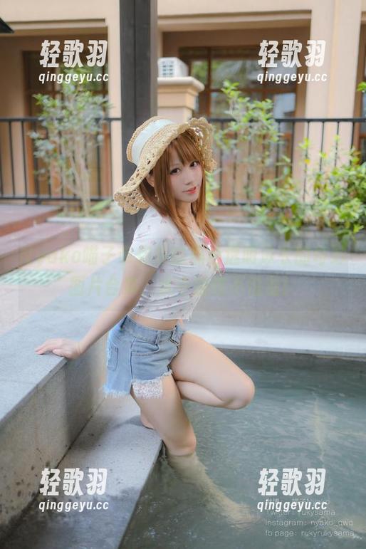 Nyako喵子带你领略黑色透明泳衣的奇妙图片合集，水中猫咪不怕湿！