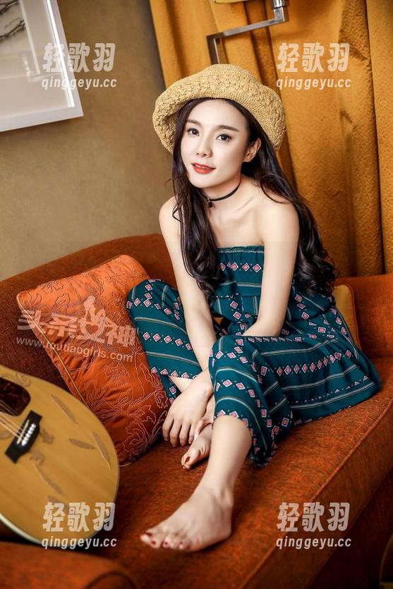 TouTiao头条女神 - 看，李丽莎新出的眼镜图包！福利成色不知道可不可以打个九折？