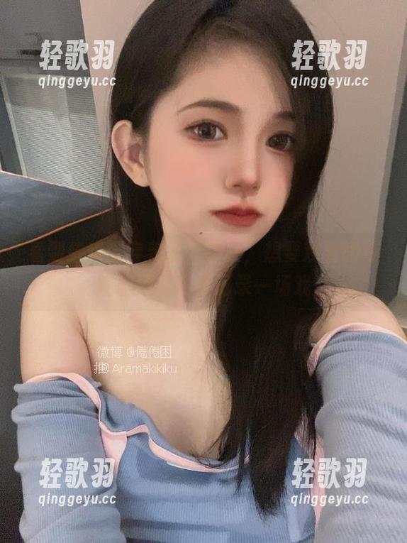 看到倦倦喵穿着鱼骨胸衣，想要观看的每一帧都像在偷偷记录一场戏。