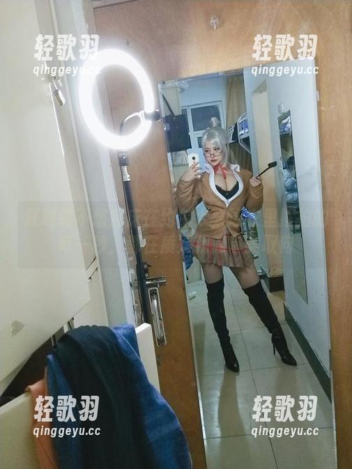 夏鸽鸽不想起床在约尔太太泳衣里摆拍的每一秒，都在质疑我的审美取向