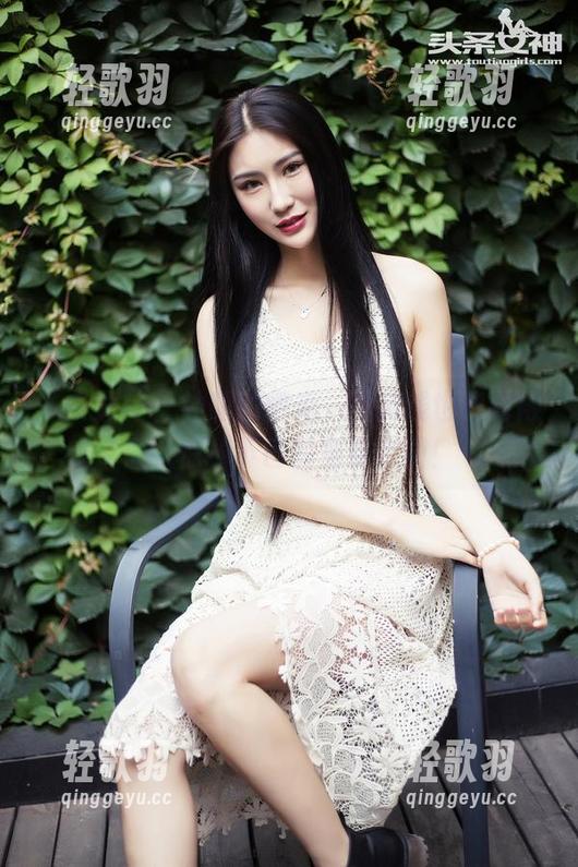 头条女神 - 钟晴的微光，不花钱也能看得让人惊掉下巴的免费套图！