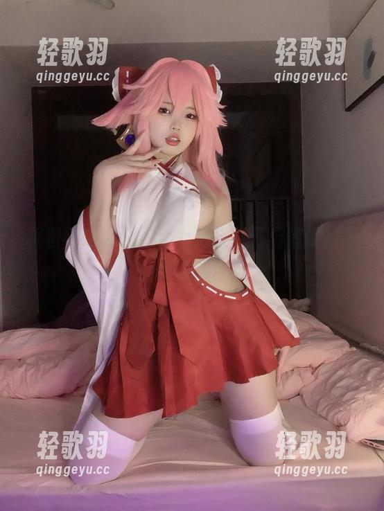 跟着小瑶幺幺，穿上制服，开启随便拍美图模式！