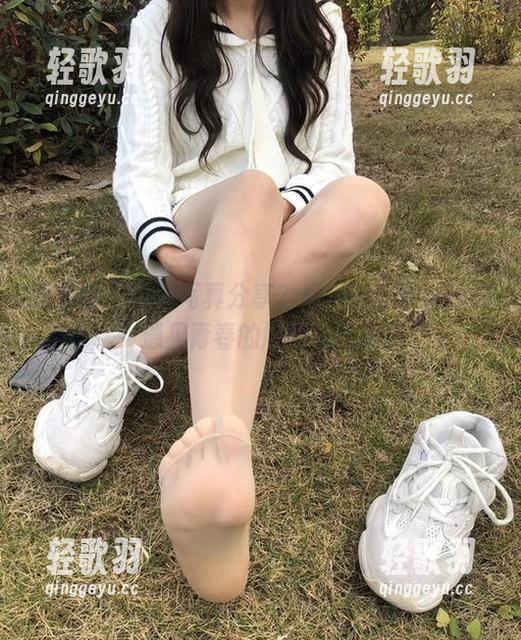 微密圈 - 校服写真分享？看“无敌哒小姨妈”遇见青春的尴尬与狂欢。