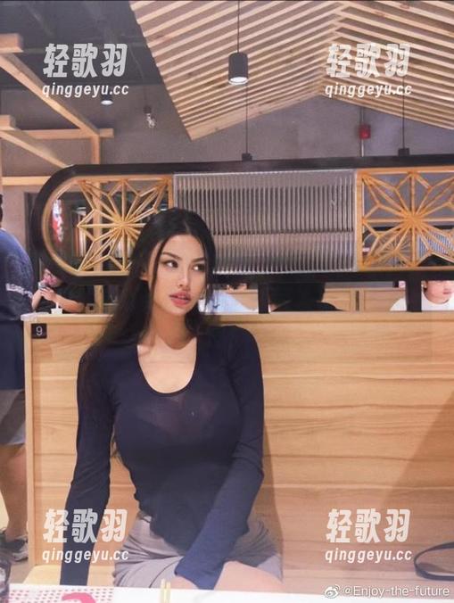 微密圈 - 最新图册上线，李嘉欣97的女仆造型，明明是正经的，却散发着些许小俏皮！