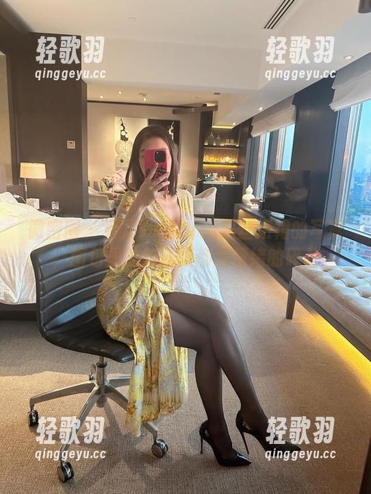 微密圈 - 果儿Victoria黑丝短裙的写真，图包里的每一张都是情绪的碎片