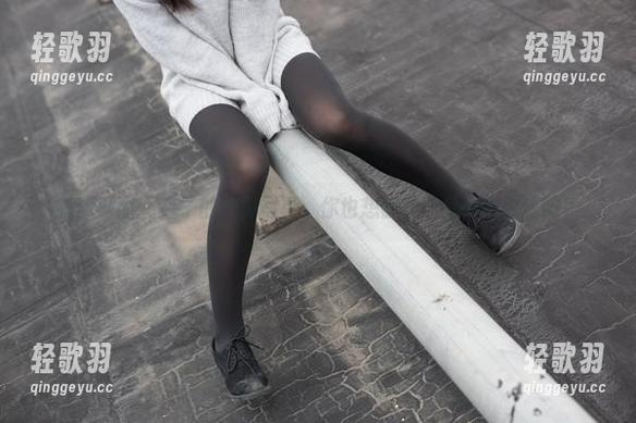 森萝财团 - 卉子的校服写真：你也想被这一身制服融化吗？