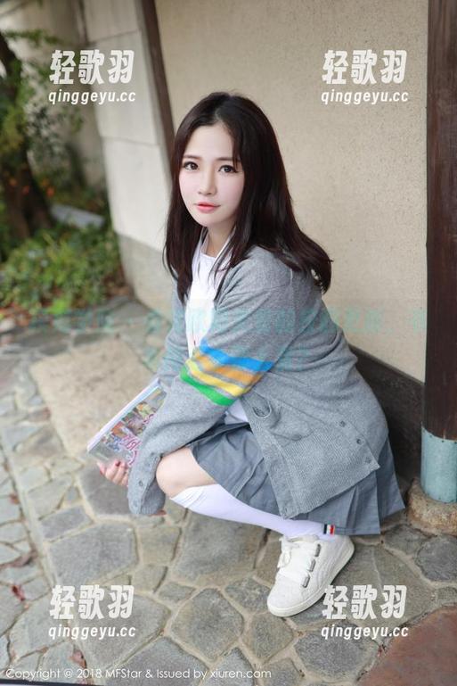模范学院 - 看完欧阳美萱的校园更新，书本何必拿那么紧？