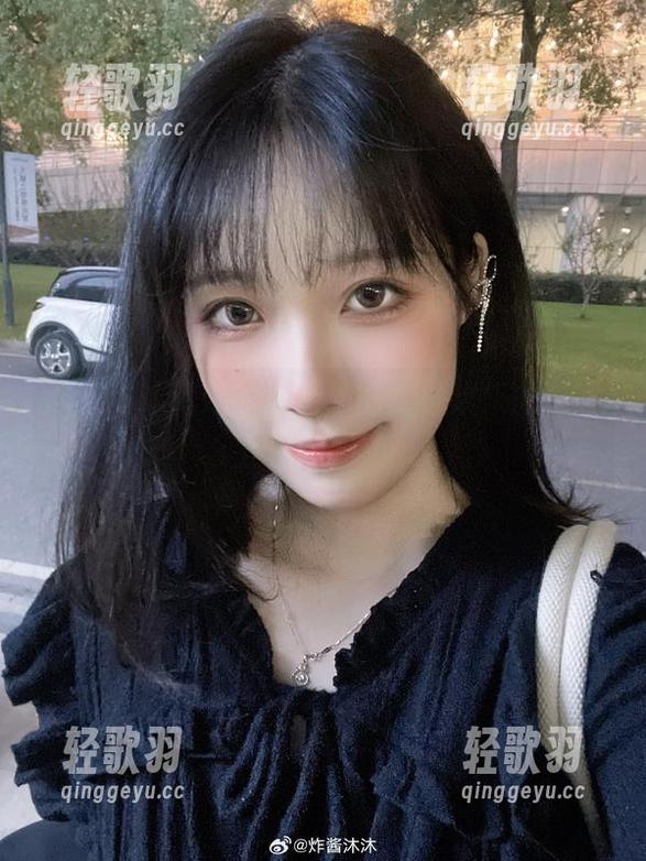 炸酱沐沐和她的泳池：图库中欢乐的‘水上」特工‘！