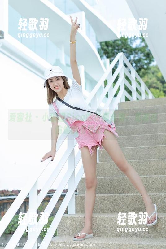 爱蜜社 - 小狐狸Sica的校服合集：是谁在偷偷翻看壁纸？