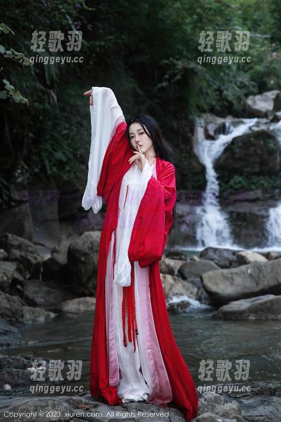 秀人网 - Lovely璐璐和她的黑色写真，有时候选择质疑人性。