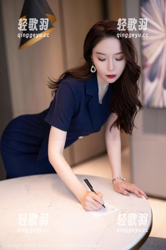 秀人网 - 不想只能黑色，sophie余冰的定制作品再多点儿色彩也不错！