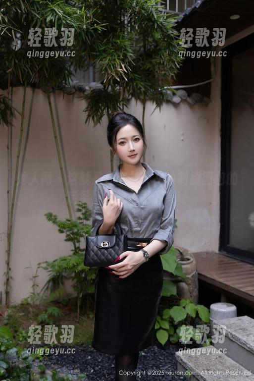 秀人网 - 这就是分享林文文的制服图包的后果，目光停不下来！