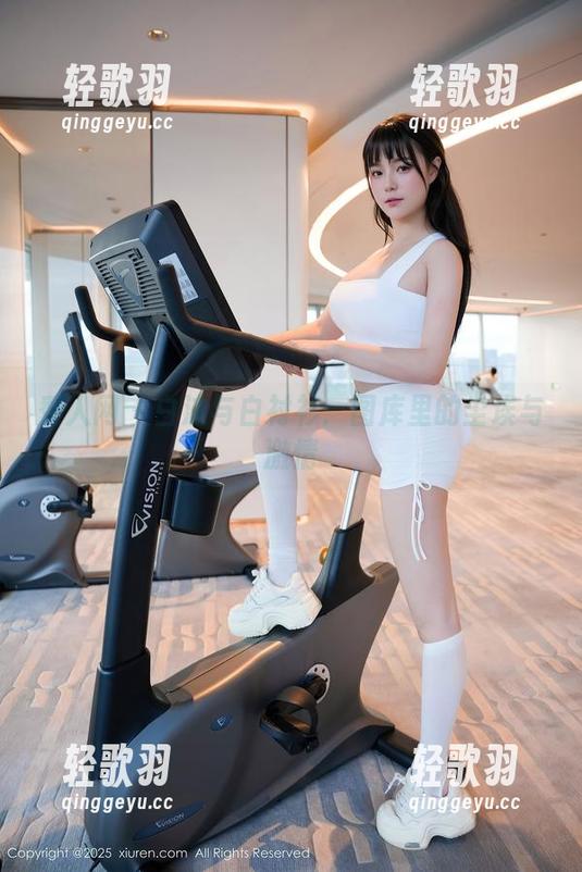 秀人网 - 白沫与白衬衫：图库里的尘埃与激情