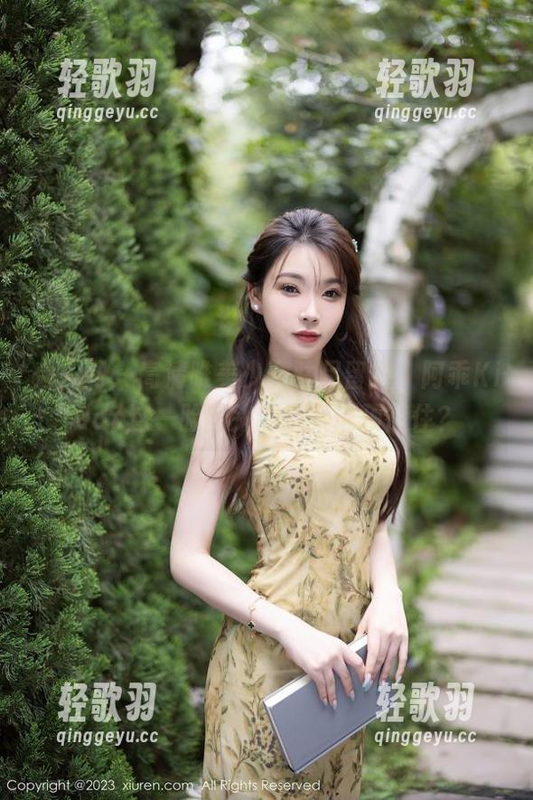 秀人网 - 高清唯美少女驻足留影，阿乖Kiddo这一脸回头的温柔谁顶得住？