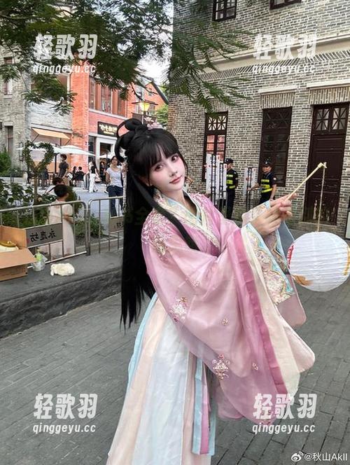 秋山AkI，秘书全套？图片里似乎藏着别的意思哦