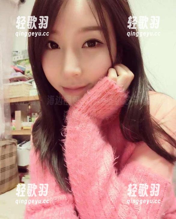 微密圈 - 海边图包，见证童小芯与海的“深情对视”。
