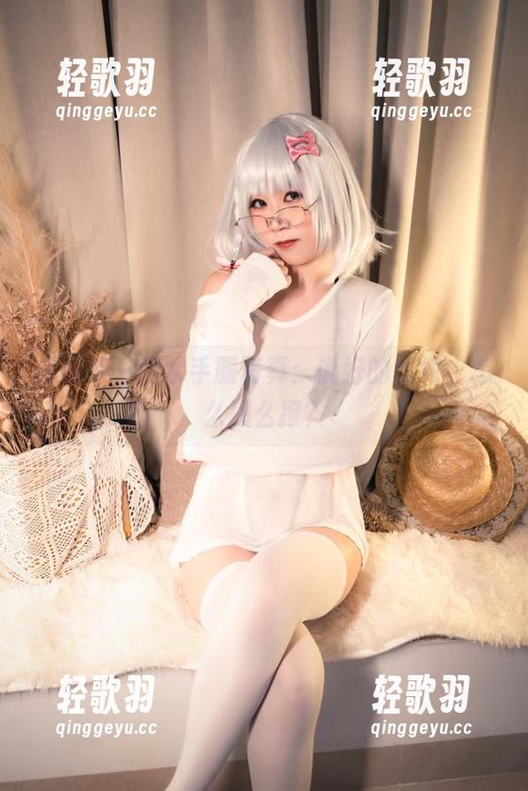 里见年一的水手服写真：说好的清纯，怎么那么撩？
