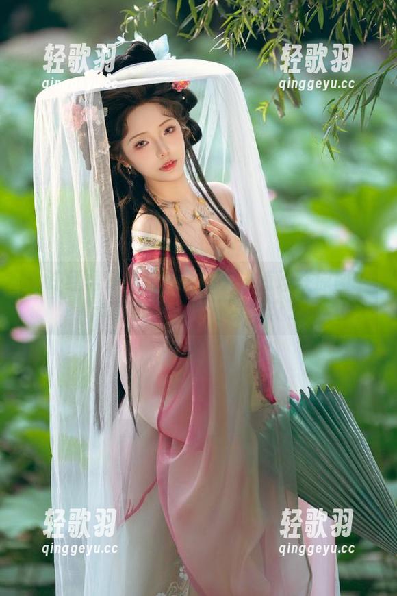 也许红裙是魔法？雯妹不讲道理在原图中体现的魅力太不可思议了