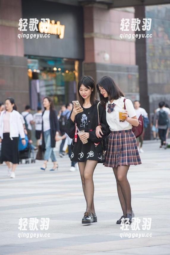 魔镜街拍 - 曼曼的‘女友’长得可真有意思，原图和图册都不忍让人逃开视线