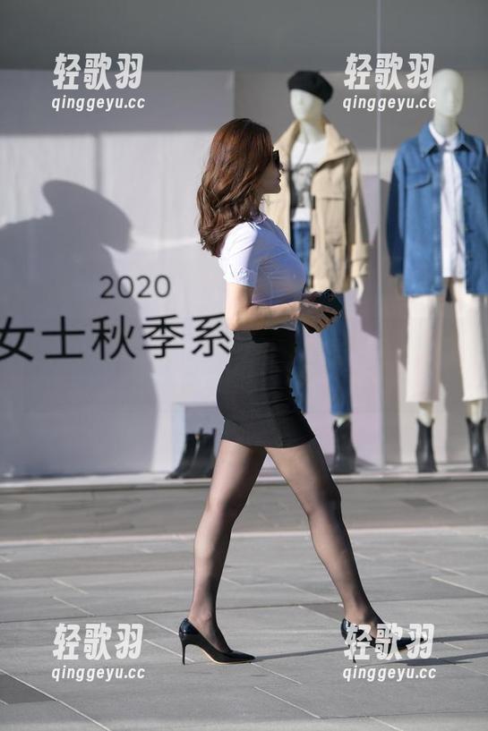 “魔镜街拍”里的牛仔短裙美女，真是一场让人流连的观看合集