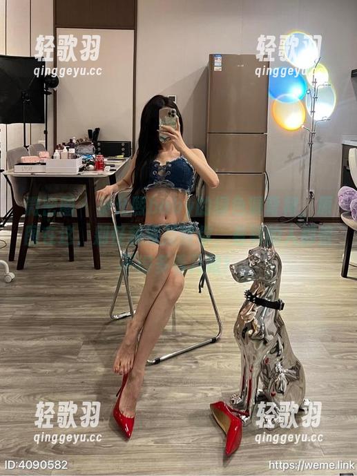 微密圈 - 黎允熙baby的绿色漏背裙，原图在这，别怪我没提醒你，看到的人都恨不得多看几眼！